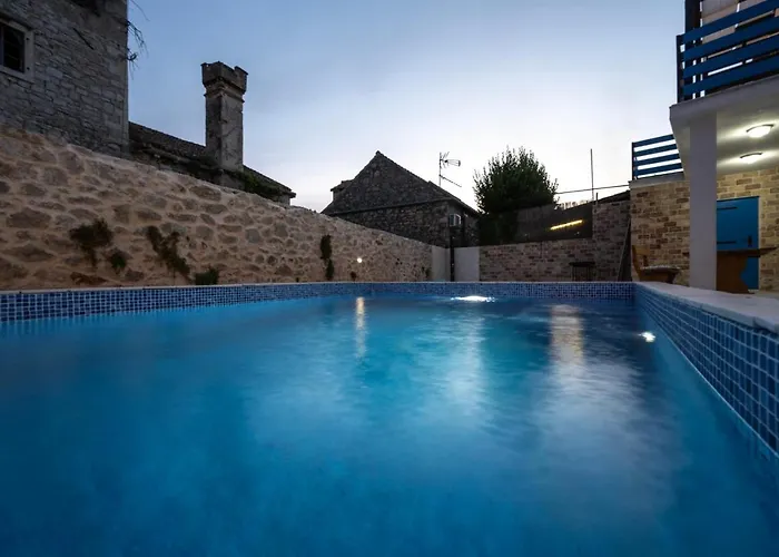 House Anadora With Pool - דירה זלארין