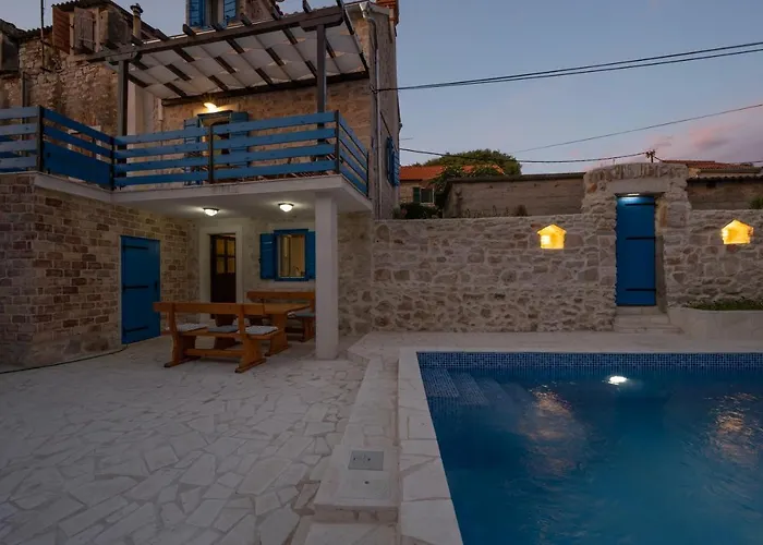 House Anadora With Pool - דירה